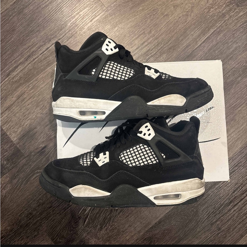 Authentic Jordan 4 “White Thunder”
